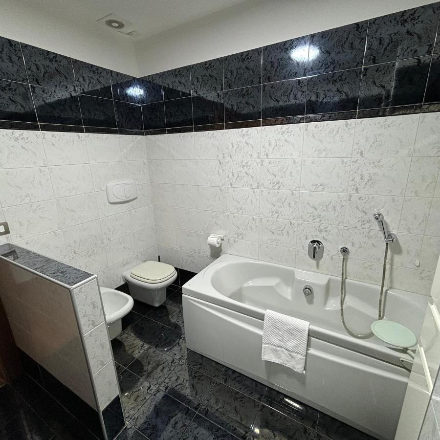 Essential Room & Parking In Centro Citta Con Parcheggio Privato E Wifi Потенца Екстериор снимка